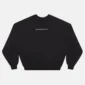 Sudadera sin capucha Distress Curved de Cold Culture en negro, vista frontal con logotipo pequeño en el pecho y detalles tonales en las mangas