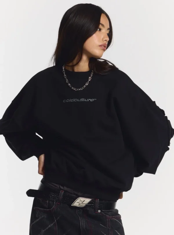 Cold Culture Distress Curved Sudadera Sin Capucha – Black – Detalle frontal en modelo Modelo con sudadera sin capucha Distress Curved de Cold Culture en negro, detalle frontal del logotipo en el pecho y mangas