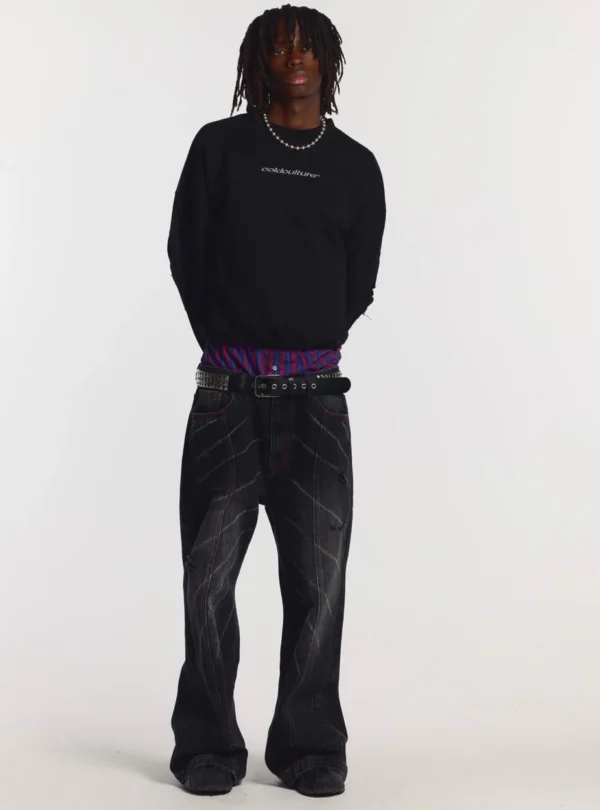 Cold Culture Distress Curved Sudadera Sin Capucha – Black – Modelo vista frontal Modelo con sudadera sin capucha Distress Curved de Cold Culture en negro, vista frontal con logotipo en el pecho