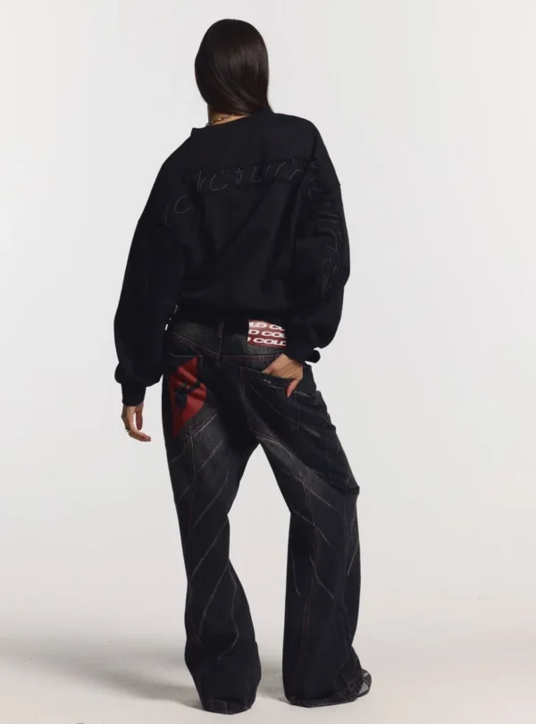 Cold Culture Distress Curved Sudadera Sin Capucha – Black – Vista posterior en modelo Modelo con sudadera sin capucha Distress Curved de Cold Culture en negro, vista posterior con logotipo tonal extendido por la espalda y las mangas