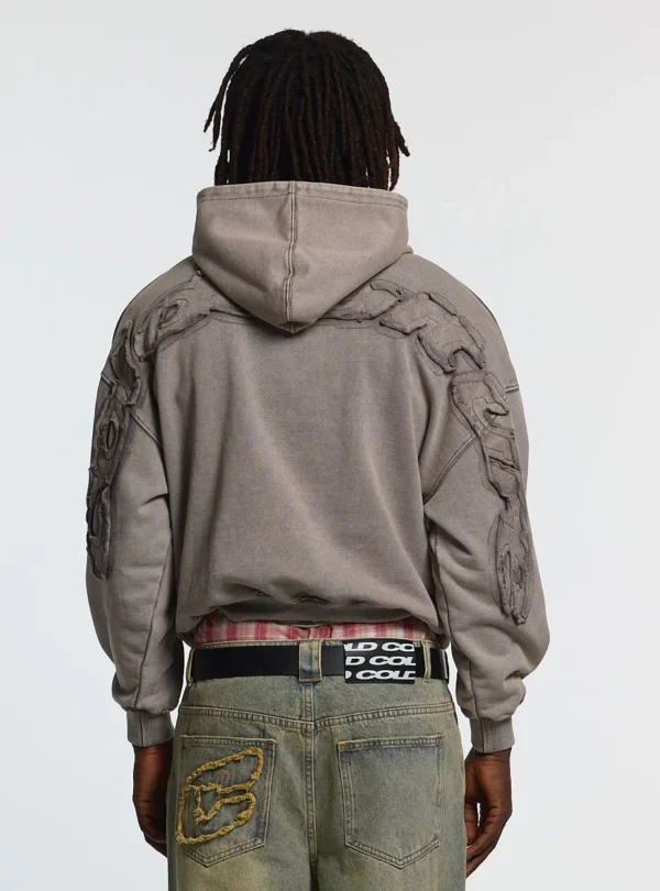 Cold Culture Distress Curved Sudadera – Washed Grey – Detalle trasero Modelo de espaldas con sudadera Cold Culture Distress Curved en Washed Grey y detalles desgastados curvos sobre hombros y mangas