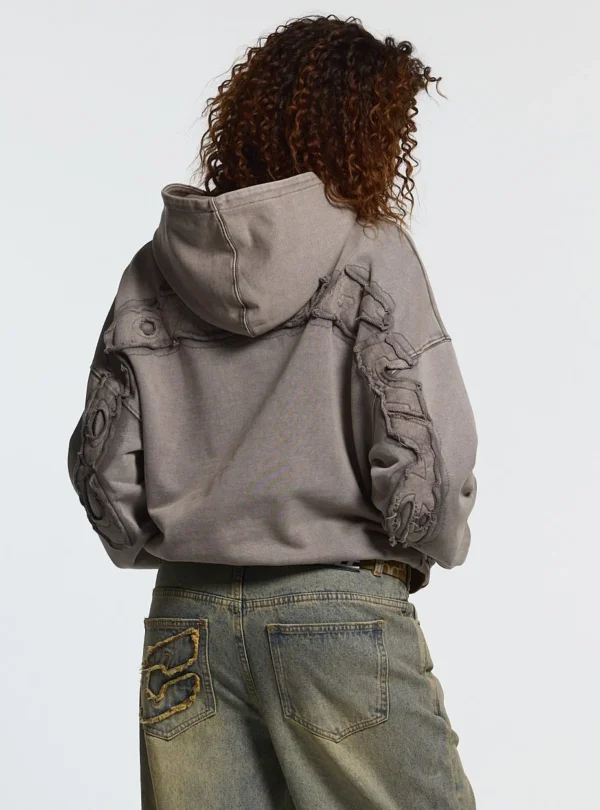 Cold Culture Distress Curved Sudadera – Washed Grey – Vista trasera con modelo Modelo de espaldas con sudadera Cold Culture Distress Curved en Washed Grey y detalles desgastados en relieve en mangas y hombros