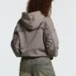 Modelo de espaldas con sudadera Cold Culture Distress Curved en Washed Grey y detalles desgastados en relieve en mangas y hombros