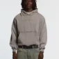 Modelo con sudadera Cold Culture Distress Curved en Washed Grey, capucha, logo Cold Culture en el pecho y bolsillo canguro
