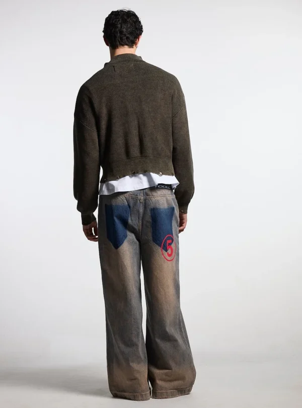 Modelo visto de espaldas con jersey negro Cold Culture Distress Curved Zip Knit de acabado desgastado