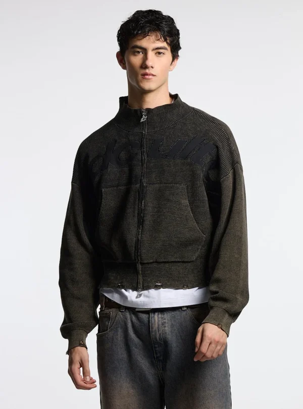 Modelo con jersey negro Cold Culture Distress Curved Zip Knit de cremallera y logotipo frontal