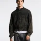 Modelo con jersey negro Cold Culture Distress Curved Zip Knit de cremallera y logotipo frontal