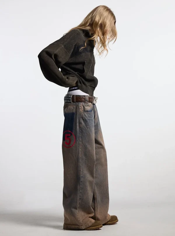 Vista lateral de modelo con jersey negro Cold Culture Distress Curved Zip Knit de corte holgado