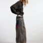Vista lateral de modelo con jersey negro Cold Culture Distress Curved Zip Knit de corte holgado
