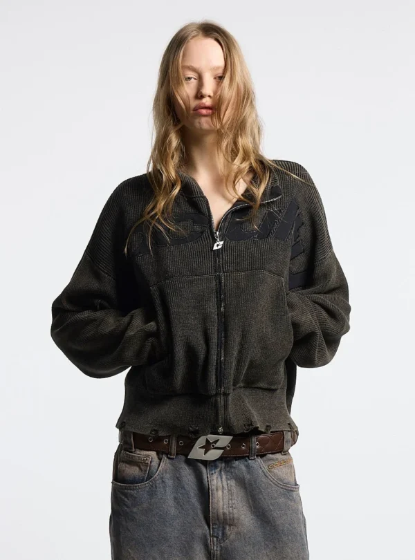 Modelo con jersey negro Cold Culture Distress Curved Zip Knit, cremallera frontal y logotipo Cold Culture