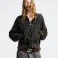 Modelo con jersey negro Cold Culture Distress Curved Zip Knit, cremallera frontal y logotipo Cold Culture