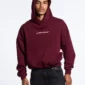 Modelo con sudadera Burgundy Cold Culture Distressed Defense, vista frontal con logotipo en el pecho