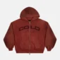 Sudadera roja con capucha y cremallera Dust 55 de Cold Culture, vista frontal con logotipo en el pecho, mangas texturizadas y bolsillos delanteros.