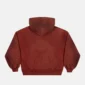 Vista trasera de la sudadera roja Dust 55 de Cold Culture, con capucha, mangas de tejido texturizado y cintura ajustada.