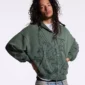 Hombre con sudadera con cremallera verde Eagle de Cold Culture, con gráfico de águilas en la parte frontal