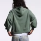 Hombre con sudadera con cremallera verde Eagle de Cold Culture vista desde atrás, mostrando la capucha y el diseño trasero liso