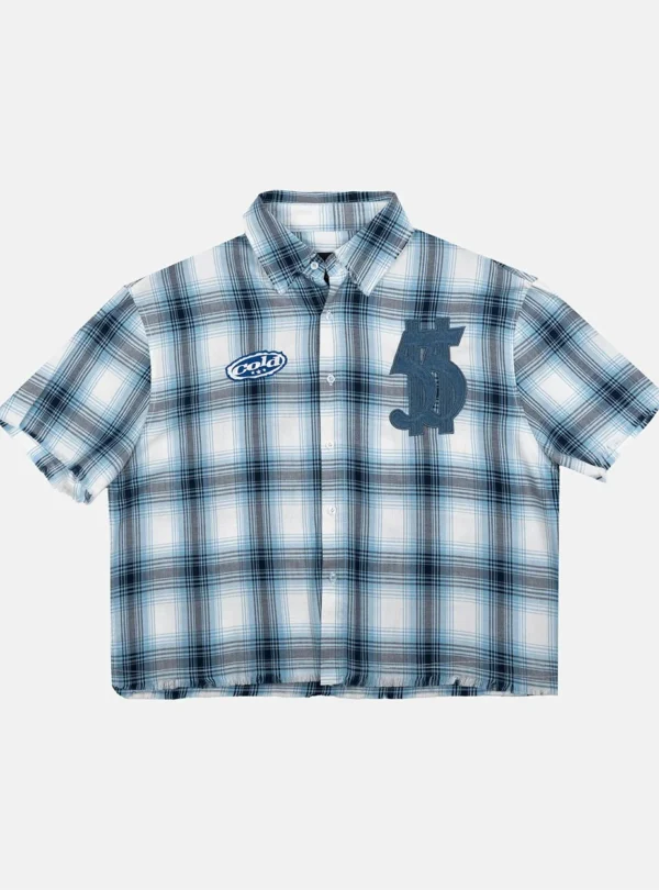 Vista frontal de la camisa Farm de Cold Culture en blanco y cuadros azules, con manga corta, cierre de botones, parches bordados y bajo deshilachado