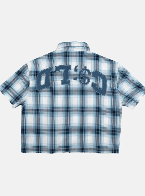 Vista trasera de la camisa Farm de Cold Culture con estampado de cuadros blancos y azules, gráfico de letras bordadas y bajo deshilachado
