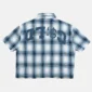 Vista trasera de la camisa Farm de Cold Culture con estampado de cuadros blancos y azules, gráfico de letras bordadas y bajo deshilachado