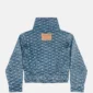 Vista trasera del abrigo Fever Racer Jacket Blue de Cold Culture, con tejido vaquero estampado, cuello alto y parche rectangular de la marca.