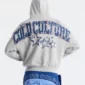 Vista de espalda de un modelo con la sudadera Fourth Of July de Cold Culture en gris jaspeado, mostrando el gran estampado azul con estrellas y letras de la marca.
