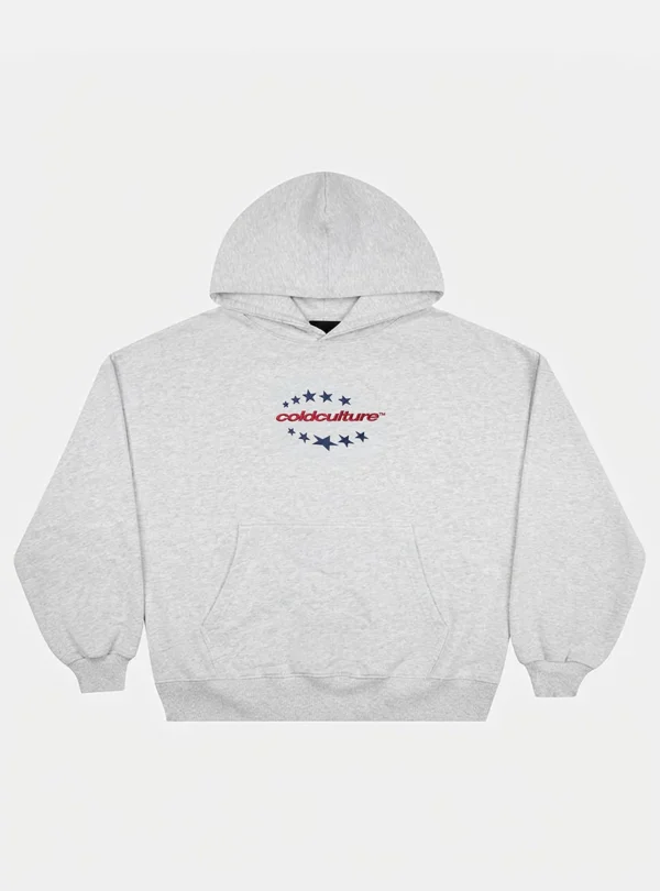 Vista frontal de la sudadera con capucha Fourth Of July de Cold Culture en gris jaspeado, con logotipo rojo, estrellas azules en el pecho y bolsillo canguro.