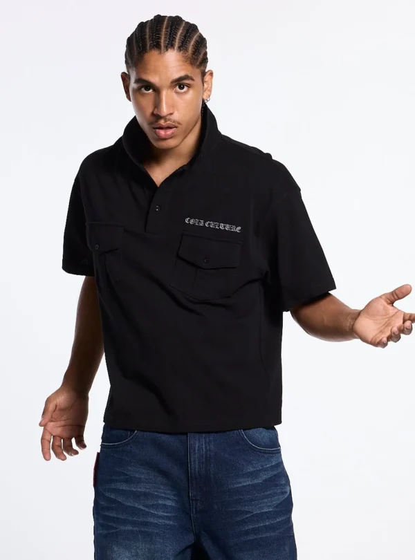 Modelo luciendo el Gilded Polo negro de Cold Culture en una vista frontal cercana que destaca los dos bolsillos de solapa y el logotipo en el pecho.