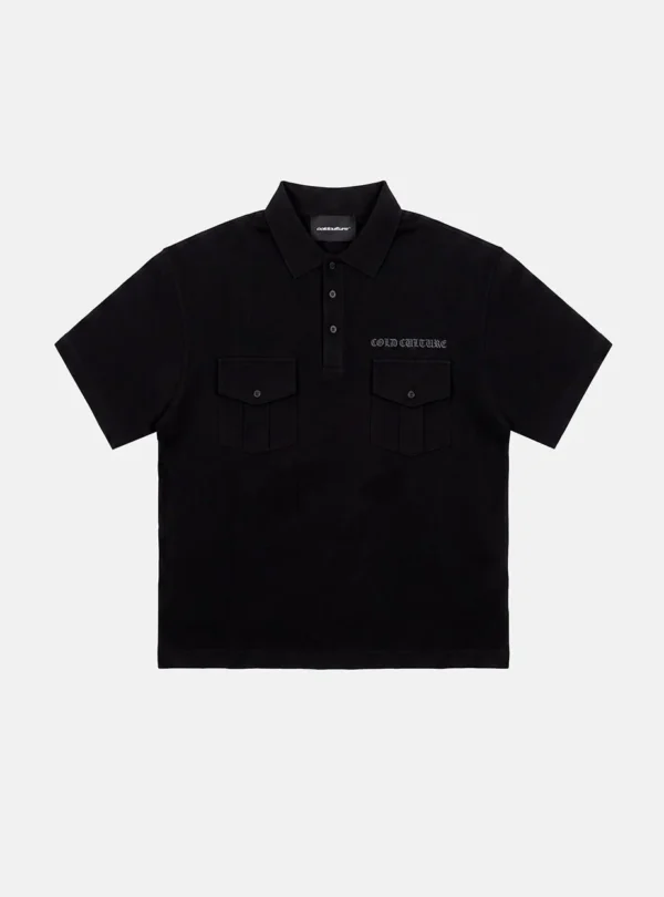 Gilded Polo negro de Cold Culture visto de frente, con cuello clásico, dos bolsillos de solapa con botón y logotipo en el pecho.