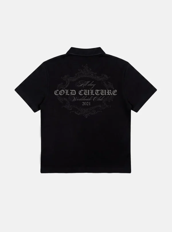 Vista trasera del Gilded Polo negro de Cold Culture con estampado ornamental y gráfico Cold Culture Worldwide Club 2021 en la espalda.