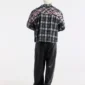 Vista posterior de la camisa Gleenwood Plaid Tartan de Cold Culture en negro y blanco, llevada por un modelo y con letras rosas sobre los hombros.