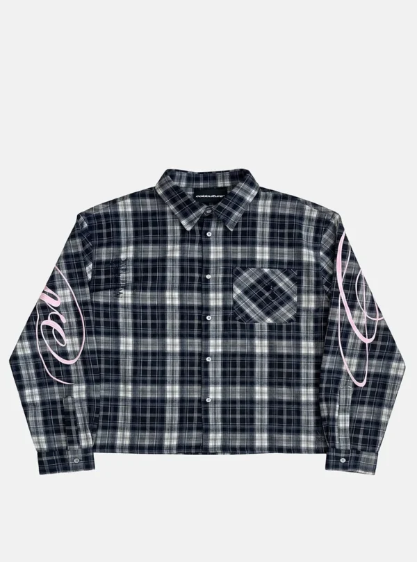 Vista frontal de la camisa Gleenwood Plaid Tartan de Cold Culture en negro y blanco, con cierre de botones, bolsillo en el pecho y gráficos rosas en las mangas.