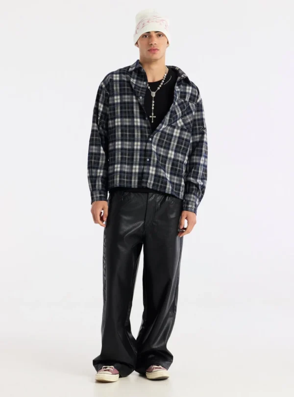 Modelo con camisa Gleenwood Plaid Tartan de Cold Culture en negro y blanco, abierta sobre camiseta negra y con bolsillo en el pecho.