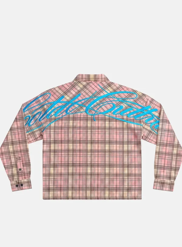 Vista trasera de la camisa Gleenwood Plaid Tartan rosa de Cold Culture, con estampado de cuadros y logotipo turquesa de gran tamaño sobre la espalda y las mangas.