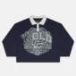 Good Boy Polo de Cold Culture en azul oscuro, con cuello blanco, manga larga y gran estampado gráfico gris en la parte delantera.