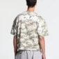 Modelo con camiseta Ground Curved de Cold Culture en verde, vista trasera con logotipo blanco de gran tamaño