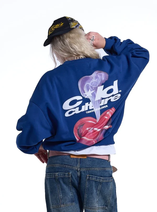 Modelo con sudadera Heart Ashtray de Cold Culture en azul oscuro, mostrando de cerca el gráfico trasero de corazón, cigarrillo y logotipo