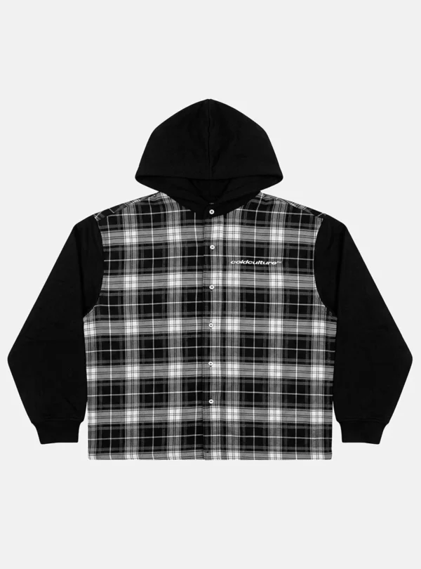 Vista frontal de la camisa Highland Fade negra de Cold Culture, con cuerpo de cuadros blancos y grises, mangas negras, capucha y cierre de botones.