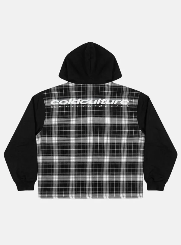 Vista trasera de la camisa Highland Fade negra de Cold Culture, con tejido de cuadros blancos y grises, mangas negras y logotipo blanco grande en la espalda.
