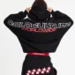 Modelo de espaldas con sudadera negra Holeshot de Cold Culture, mostrando el estampado grande Cold Culture Worldwide en blanco y rojo con los brazos levantados.