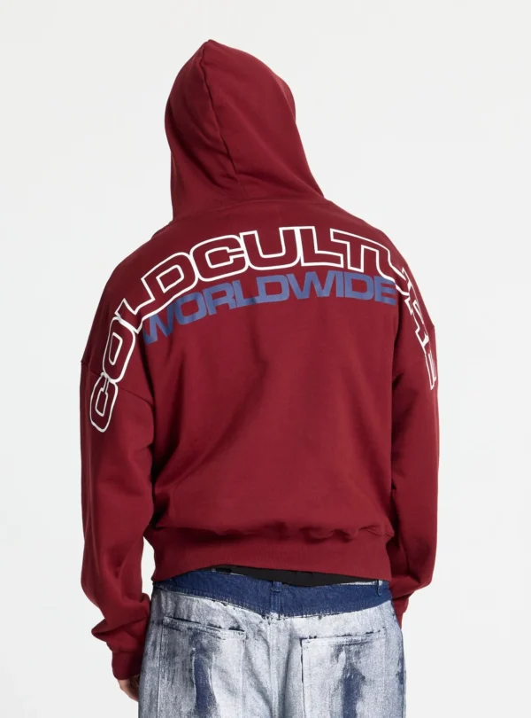 Vista trasera de la sudadera Holeshot Burgundy de Cold Culture, con capucha puesta y estampado Cold Culture Worldwide en blanco y azul.