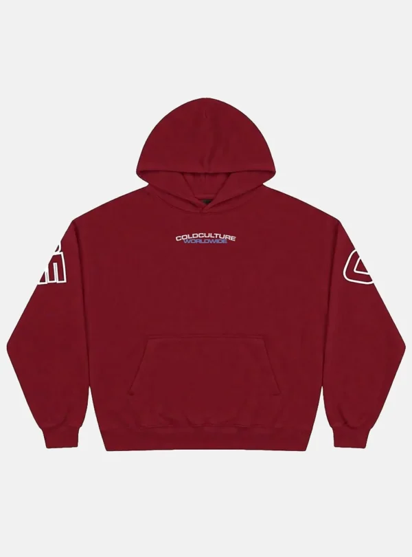 Vista frontal de la sudadera Holeshot Burgundy de Cold Culture, con capucha, bolsillo canguro y pequeño logotipo Worldwide en el pecho.