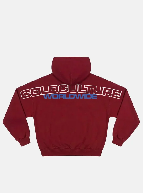 Vista trasera de la sudadera con capucha Holeshot Burgundy de Cold Culture, con gran estampado Cold Culture Worldwide en blanco y azul.