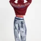 Modelo de espaldas con sudadera Holeshot Burgundy de Cold Culture, brazos levantados y estampado Worldwide en la parte superior de la espalda.