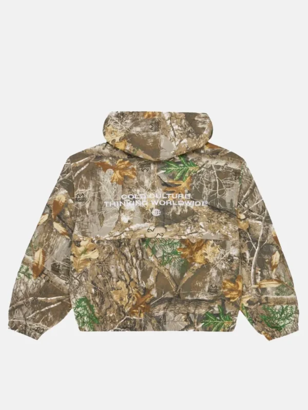 Vista trasera del abrigo Hooded de Cold Culture en Realtree con capucha y texto gráfico blanco en la espalda