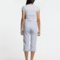 Modelo de espaldas con pantalón capri Icon de Cold Culture en gris jaspeado, de corte recto y largo por debajo de las rodillas.