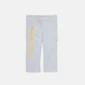 Vista frontal del pantalón capri Icon de Cold Culture para mujer en gris jaspeado, con logotipo dorado vertical, cintura con solapa y perneras rectas.