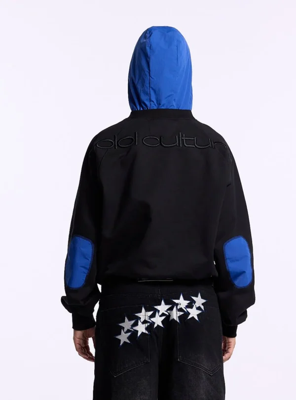 Detalle trasero de la sudadera sin capucha Cold Culture Intercept en negro y azul marino, con coderas azules y logotipo bordado en la espalda