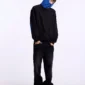 Modelo con sudadera sin capucha Cold Culture Intercept en negro y azul marino, vista frontal de cuerpo entero