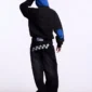 Modelo con sudadera sin capucha Cold Culture Intercept en negro y azul marino, mostrando el logotipo bordado en la espalda y la codera azul