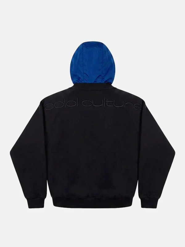 Vista trasera de la sudadera sin capucha Cold Culture Intercept en negro y azul marino, con capucha azul y logotipo bordado en la espalda